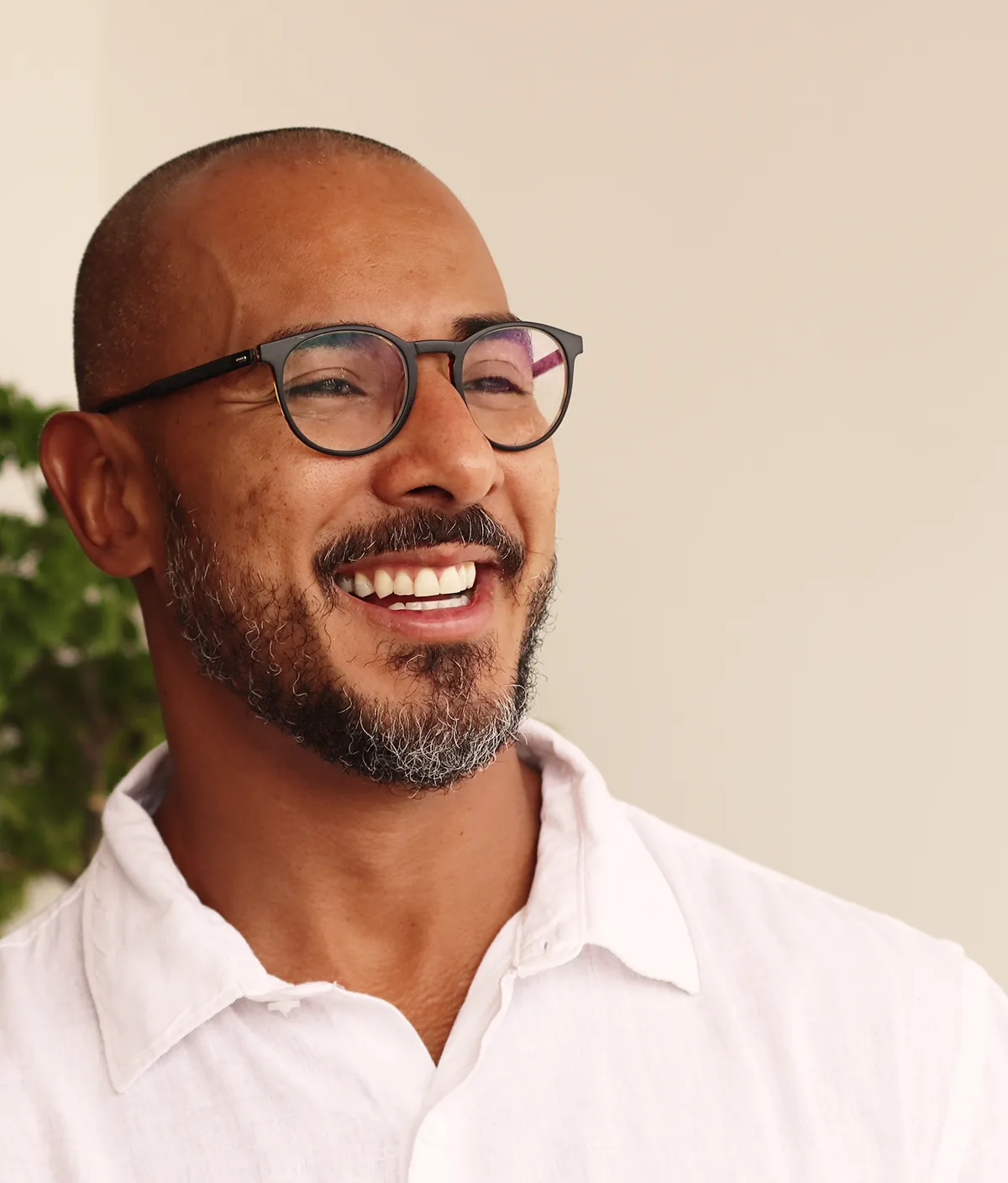 Dr. Victor Souza, psiquiatra infantojuvenil, sorrindo em seu consultório